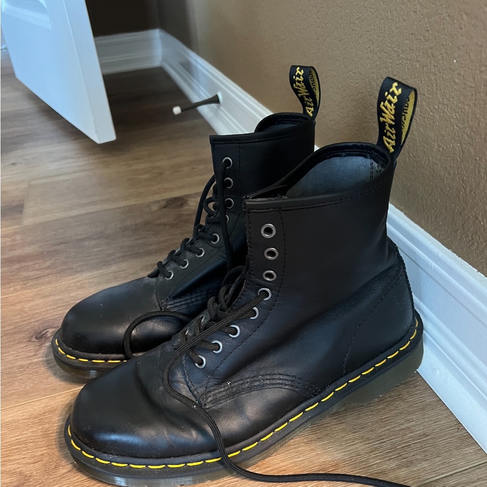 Size 10 unisex Dr Marten shoe boots. Like new condition.